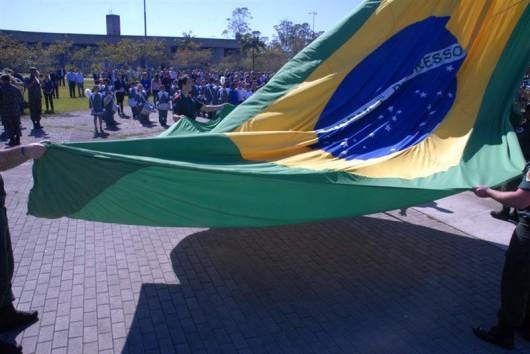 Troca da bandeira dá início à celebração dos mil dias de administração municipal