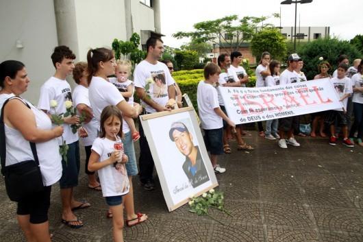 Familiares de jovem morto fazem protesto