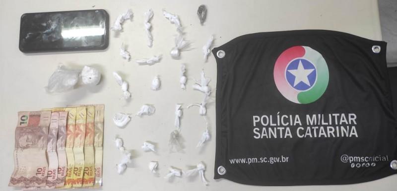Jovem tenta descartar drogas e fugir da PM mas é preso em Criciúma