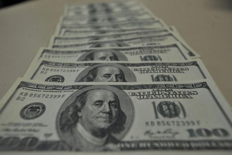 Dólar fecha abaixo de R$ 5 pela primeira vez em dez meses