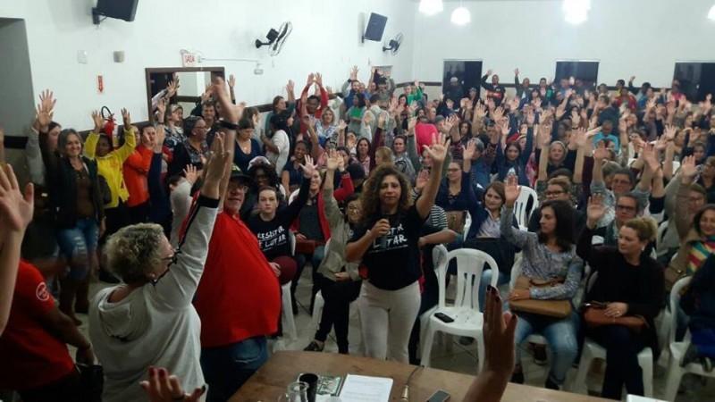 Servidores públicos decidem se entram ou não em greve nesta segunda-feira 
