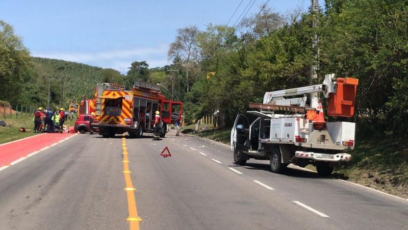 Motorista perde o controle da direção e colide carro contra poste na rodovia Luiz Rosso
