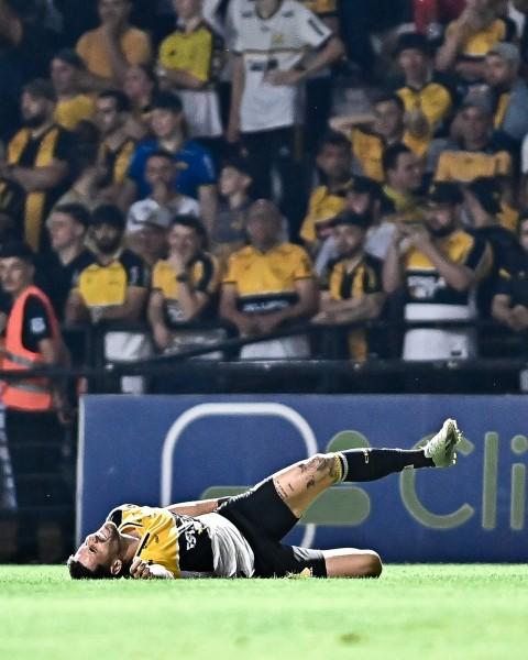 Exame de imagem mostra lesão grave em Felipe Vizeu 