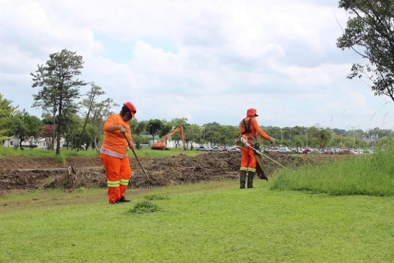 Paço Municipal recebe limpeza geral em seu entorno