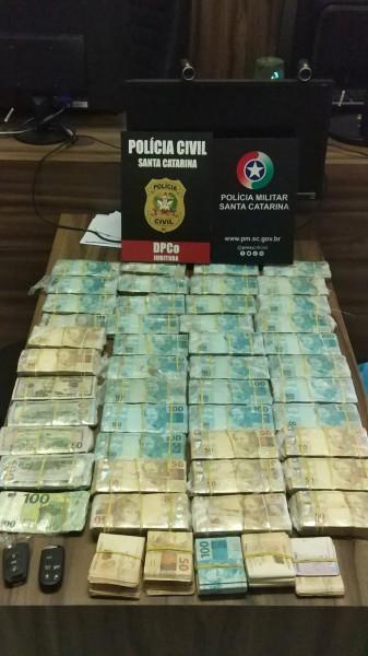 Polícia de Imbituba prende foragido de São Paulo e apreende quase R$ 500 mil