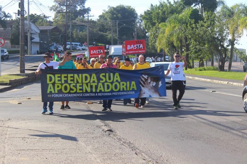 Trabalhadores e estudantes realizam manifestação nesta sexta-feira em Criciúma 