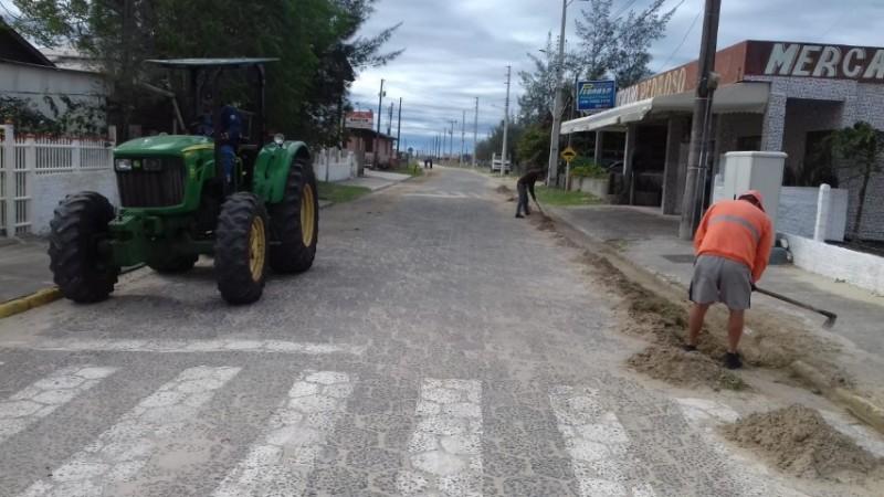 Comunidades do lado sul recebem atenção da equipe da secretaria de obras