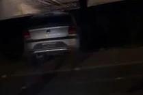 Motorista abandona veículo após colidir em placa de sinalização