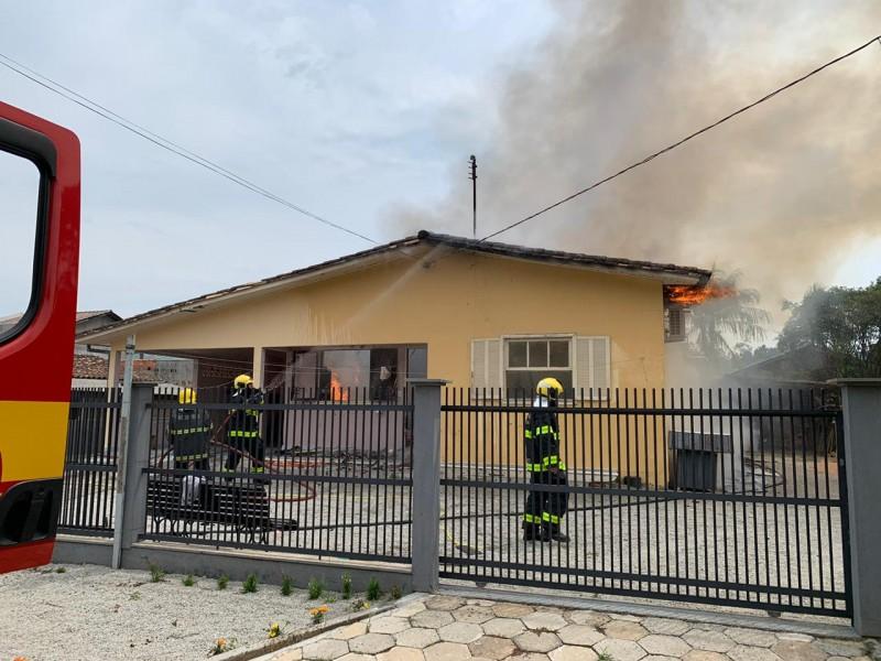 Bombeiros combatem incêndio em residência em Urussanga
