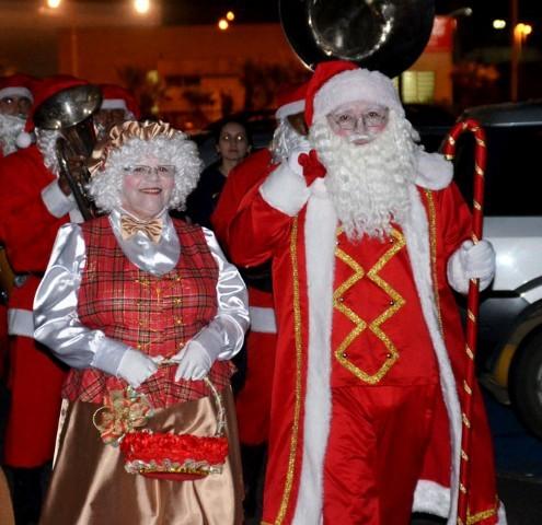 Papai Noel é recepcionado com show pirotécnico e banda no Criciúma Shopping