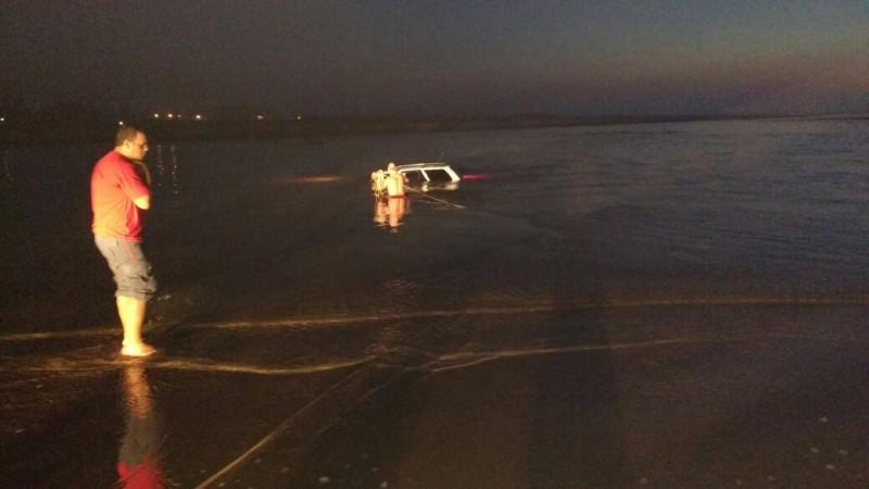 Bombeiros resgatam motorista que entrou com carro na água