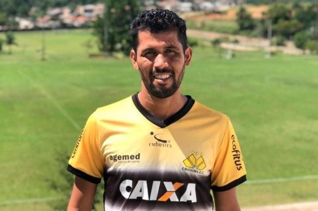 Marlon é punido com um jogo apenas e está confirmado
