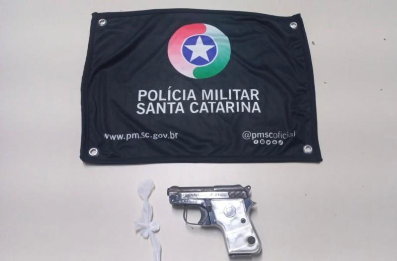 PM aprende pistola ao abordar carro em Forquilhinha