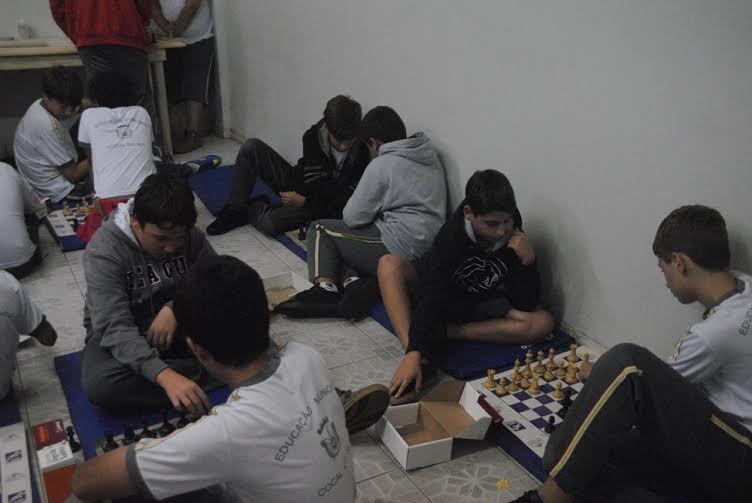 Alunos conhecem técnicas de xadrez na FME Criciúma