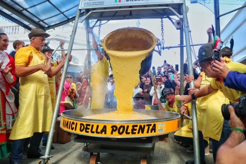Tombo da polenta abre a programação no terceiro dia da Festa da Gastronomia 