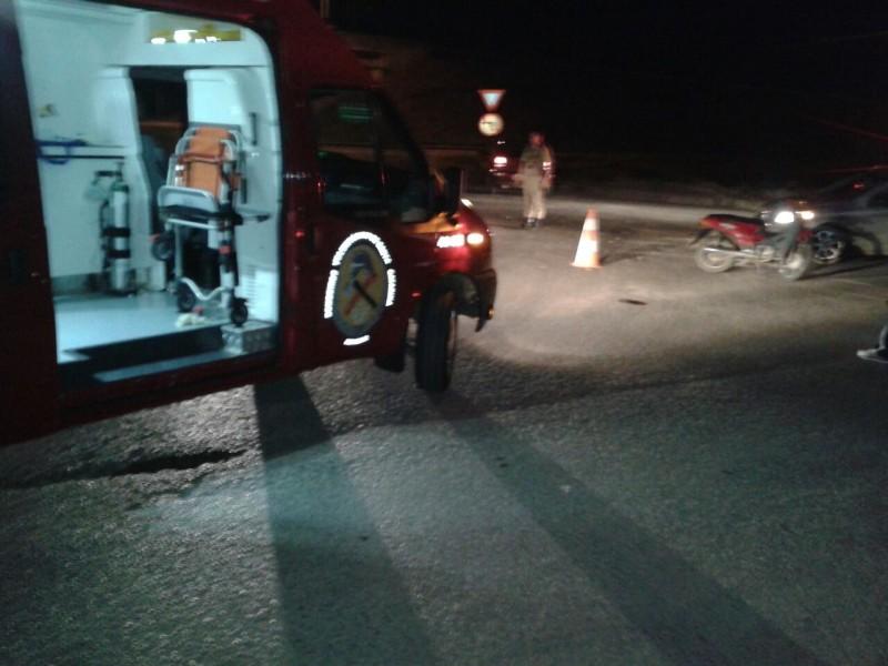 Motociclista fica ferido após colidir em carro 