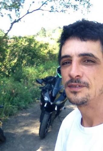 Motociclista morre após colidir na traseira de caminhão