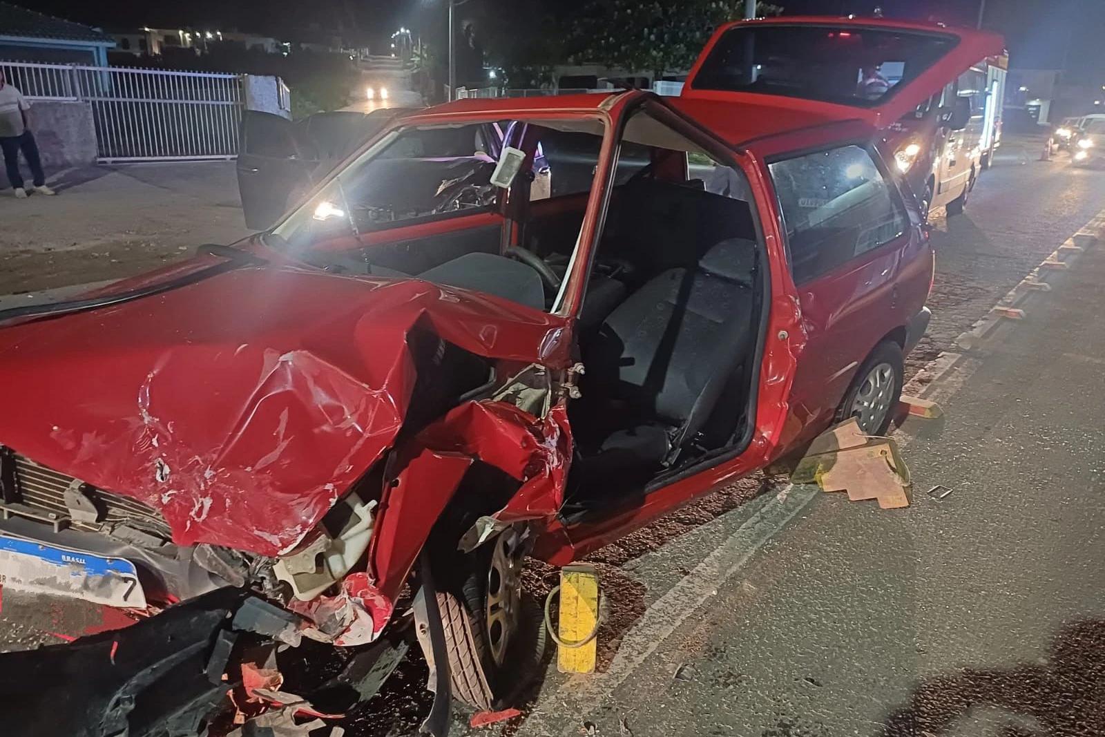 Colisão entre carros deixa duas pessoas feridas em Jaguaruna