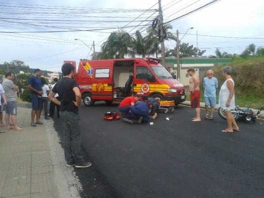 Carro e motocicleta colidem, motociclista fica ferido