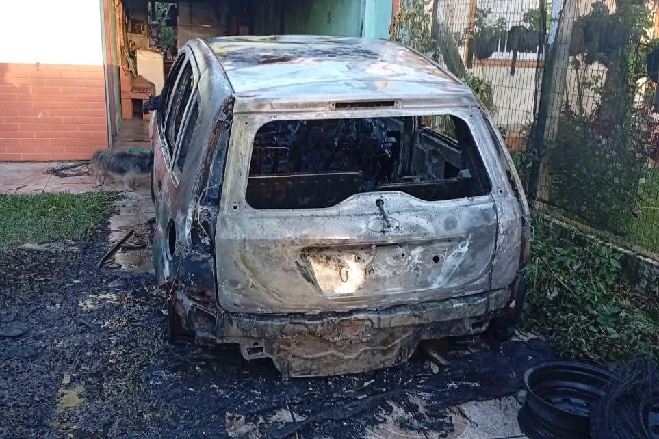 Incêndio destrói carro em pátio de residência em Torres