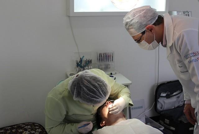 Cesc Ingá realiza triagem para colocação de implantes com desconto