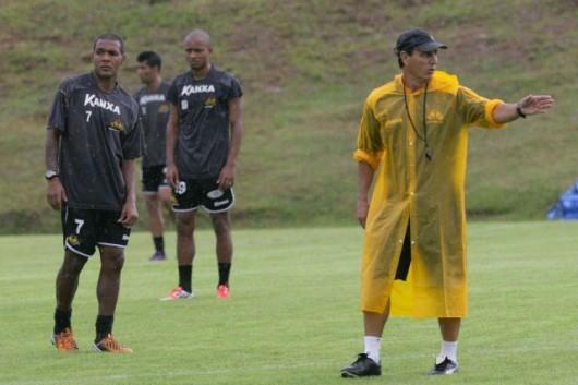 Comelli tem dúvida no meio-campo para duelo desta quarta-feira