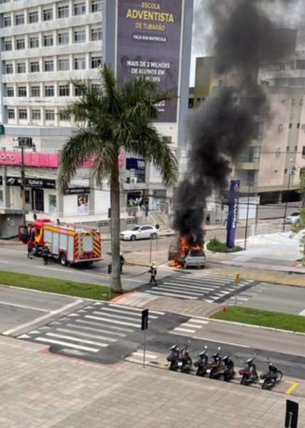 Tubarão: carro é atingido por incêndio no Centro