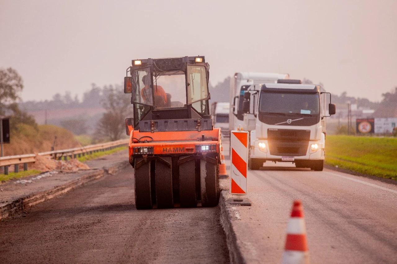 Obras de pavimentação e recuperação asfáltica modificam o trânsito na BR-101 no Sul de SC