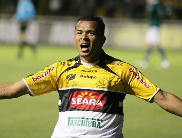 Ex-atacante do Criciúma, Zé Carlos é detido por não pagar pensão alimentícia 
