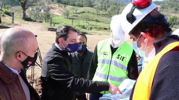 Governador Carlos Moisés inspeciona obras na Serra do Rio do Rastro