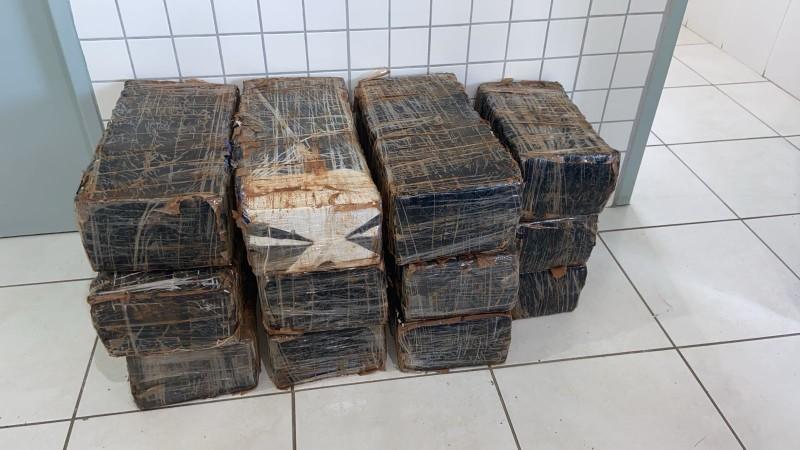 Operação conjunta de forças de segurança prende homem com mais de 200 quilos de maconha em veículo 