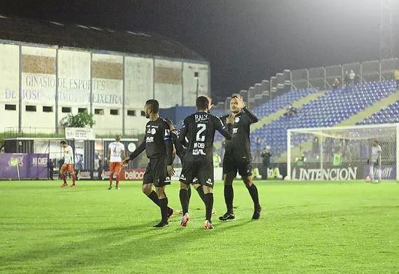 Atlético Tubarão vence Brusque e está a um empate da final da Copa Santa Catarina
