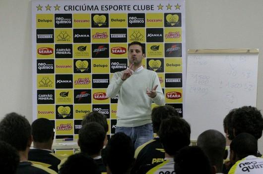 Garotos da base participam de palestra