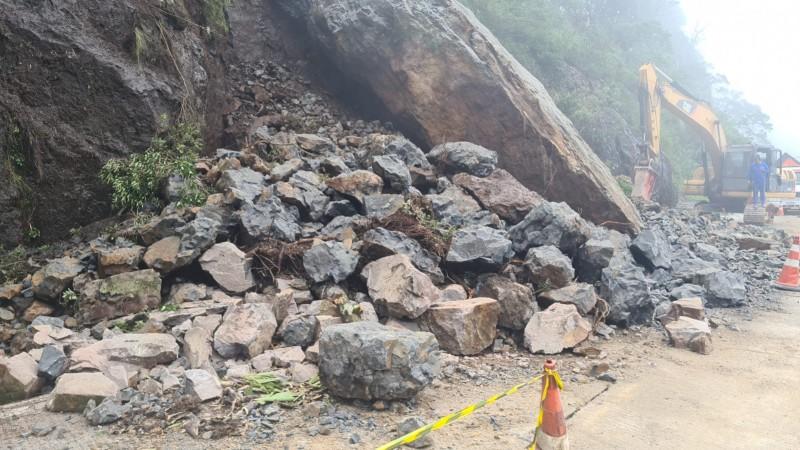Retirada de rocha que deslizou na Serra do Rio do Rastro pode se estender até sábado