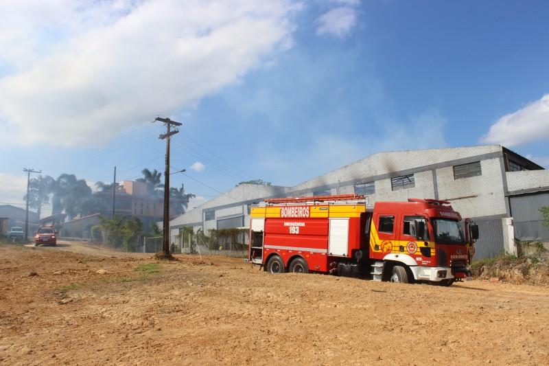 Galpão pega fogo pela segunda vez neste mês 