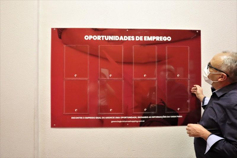 Apoiando a comunidade, Criciúma Shopping instala quadro de vagas de emprego