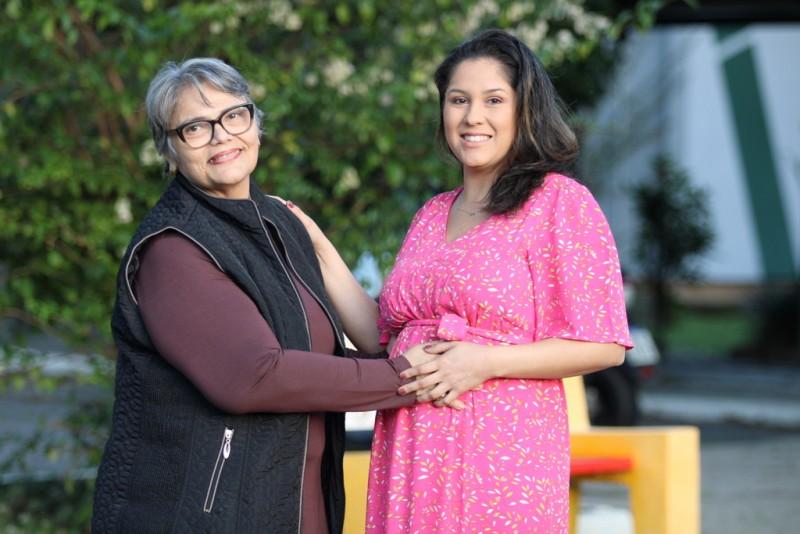 Mãe e filha de coração celebram a vida e as portas abertas pelo amor