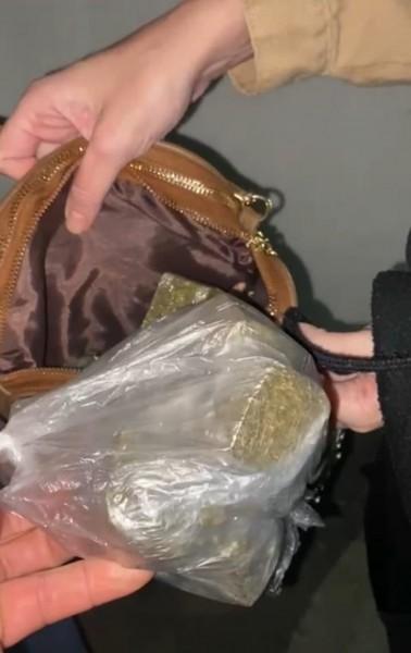 Mulher é presa pela Polícia Civil após ser abordada com maconha e cocaína em Tubarão 