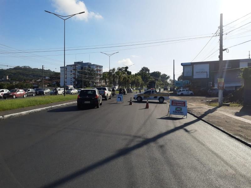 Obras em duas pistas da avenida Centenário em Criciúma exigem atenção de motoristas