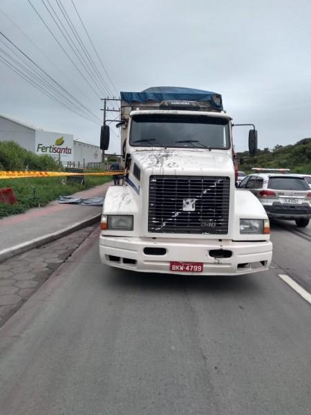 Ciclista morre ao ser atropelado por carreta