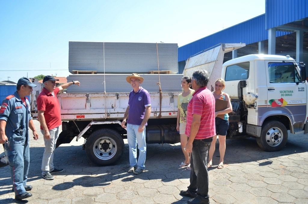 Comunidade de Campo D\'Água recebe telhas