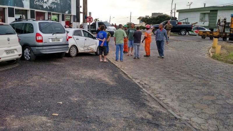 Veículo é atingido por pequena locomotiva no Centro de Jaguaruna