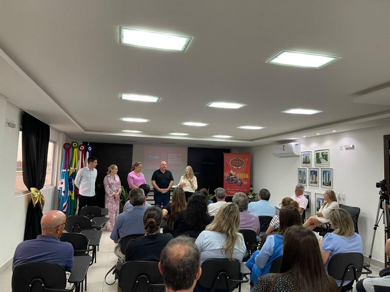 Com parque gratuito, desfile e promoções, Natal de Içara deve ter acréscimo de 10% nas vendas