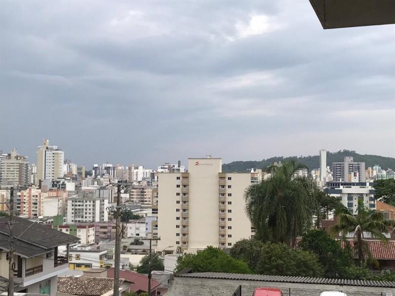 Quinta-feira de tempo nublado com poucas aberturas de sol