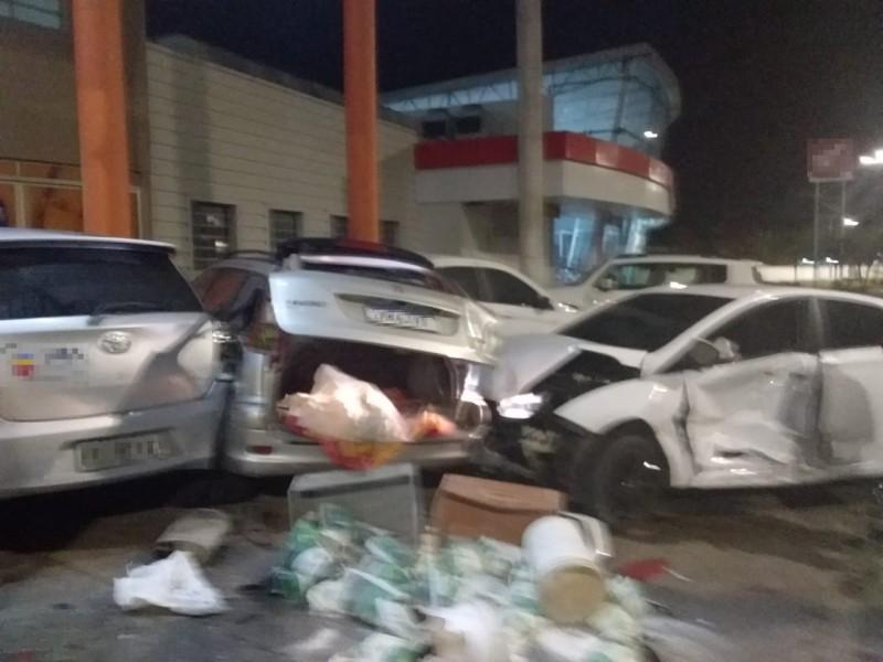 Madrugada deste sábado marcada por grave acidente envolvendo cinco veículos na avenida Centenário