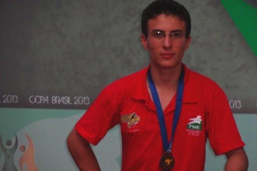 Jovem promessa do tênis de mesa traz medalha de Brasília