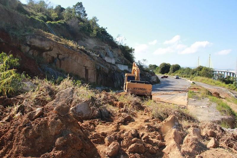 Dnit inicia remoção de deslizamento em via lateral da BR-101