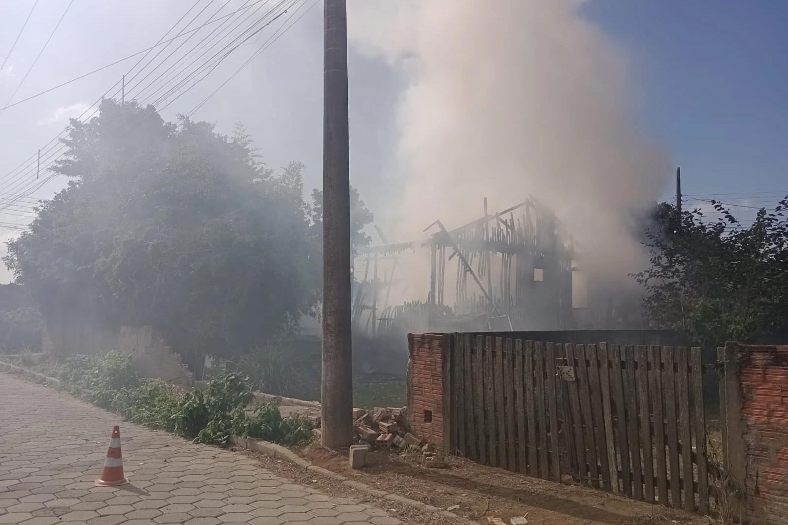 Vídeo: casa é destruída por incêndio em Tubarão