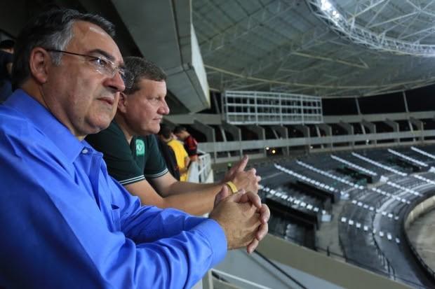 Colombo prestigia jogo entre Brasil e Colômbia em homenagem à Chapecoense
