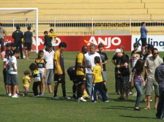 Tigre e torcida juntos no gramado